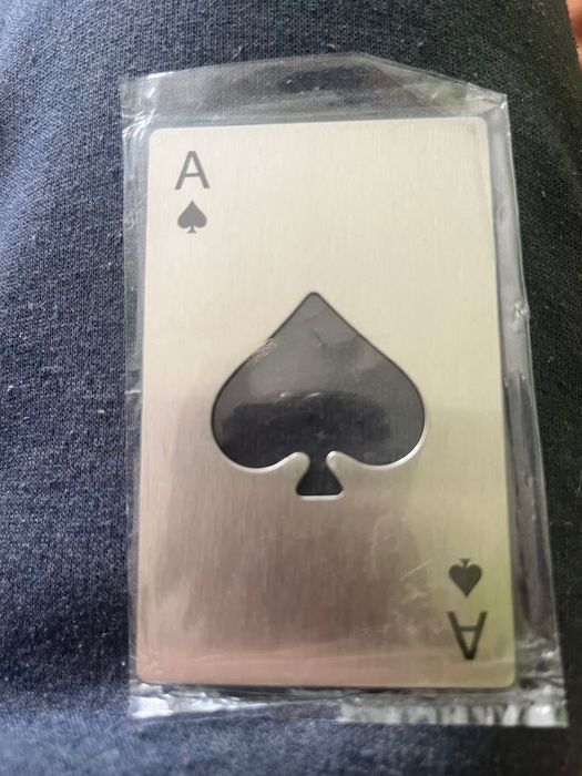 Otwieracz do kapsli butelkowych w kształcie karty A-sa