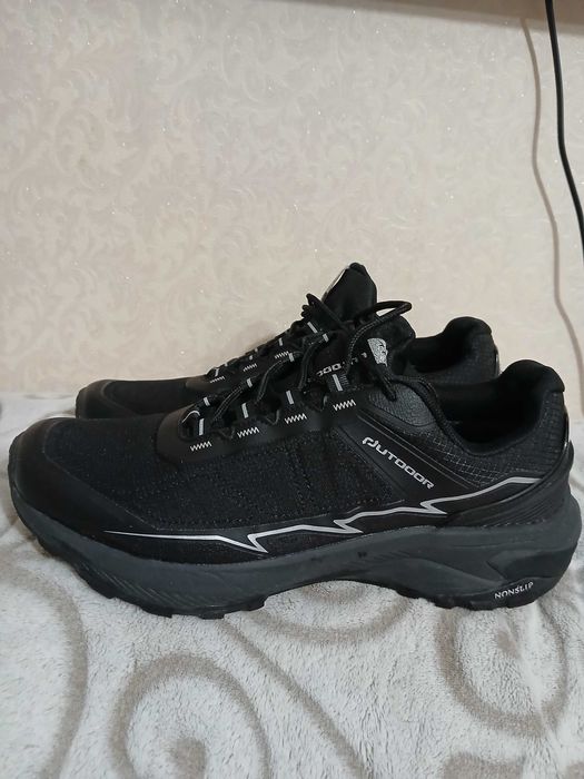 Кросівки термо нові.