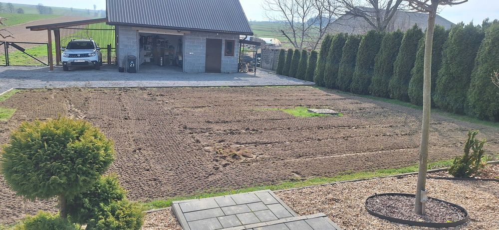 Usługi glebogryzarką separacyjną glebogryzarka nowy trawnik aerator wertykulator zakładanie trawników napowietrzenie trawy niwelacja terenu