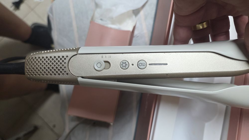 Alisadora de cabelo com escova