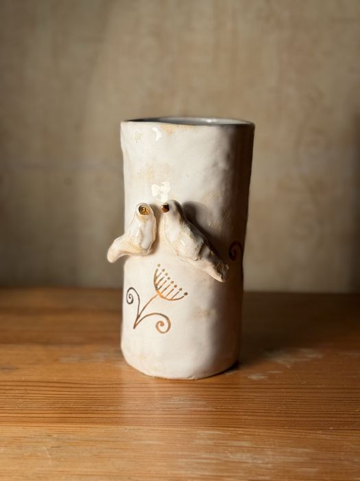 Ręcznie robiony gliniany wazon 16 cm biały ze złotem