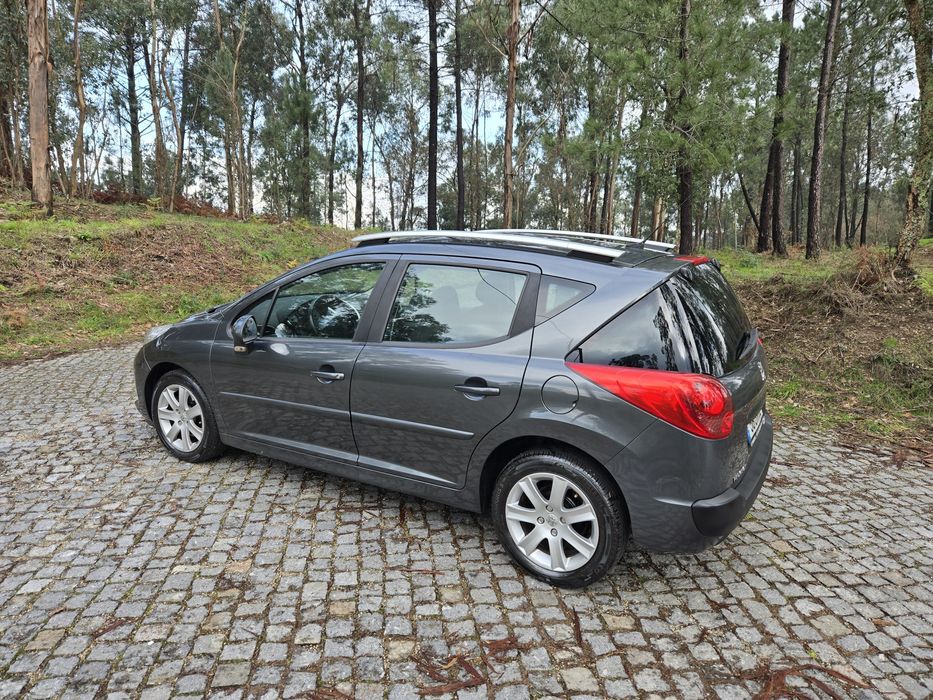 Teto panorâmico, distribuição trocada; registro de revisões na marca.