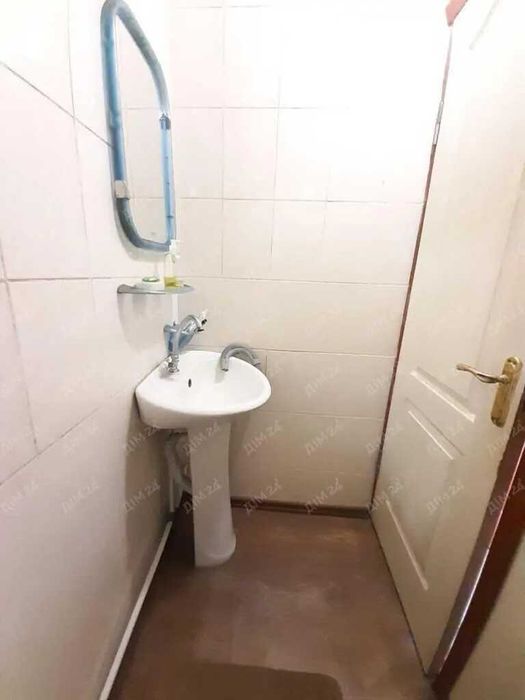 Доглянутий будинок з комунікаціями.