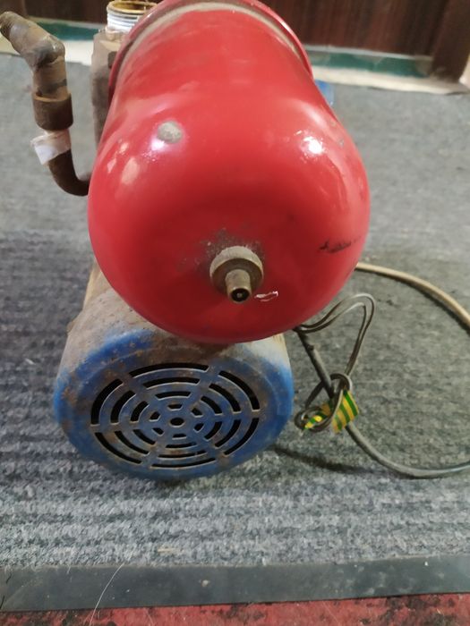 Насос, мотор, працює