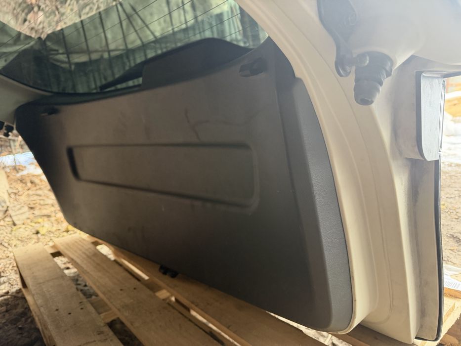 Кришка багажника у зборі   Nissan Ariya  2023–26