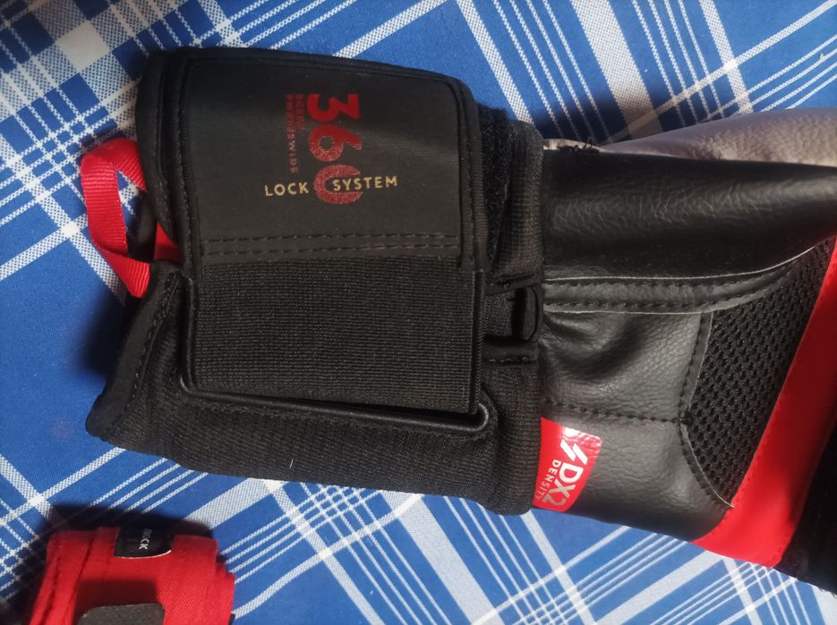Luvas boxe e peso de pernas