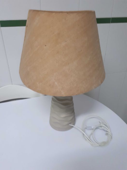 Candeeiro castanho de cerâmica e tecido