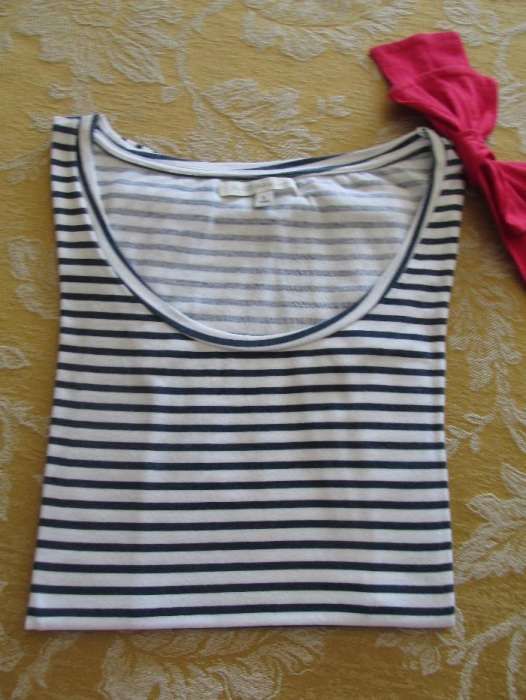 T-shirt bershka riscas e laço vermelho