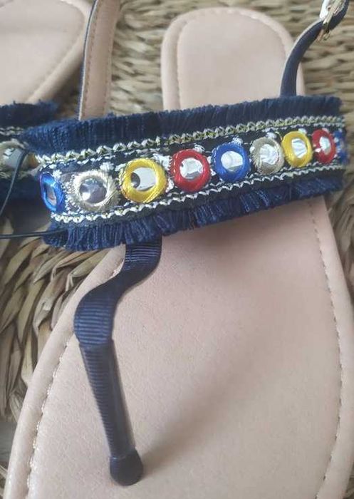 Granatowe sandały / japonki damskie z ozdobnymi koralikami.