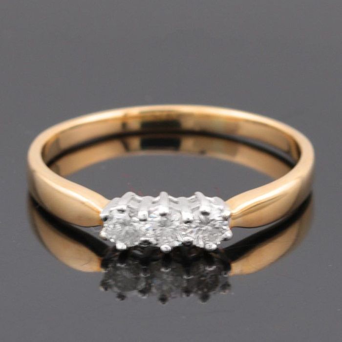 Złoty pierścionek z trzema brylantami 0.33ct trylogia 9K