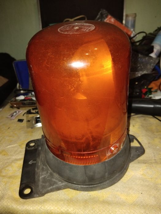 Продам проблесковый фонарь жёлтого цвета