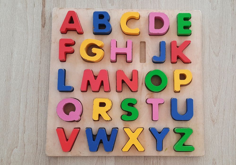 Tablica drewniana z alfabetem
