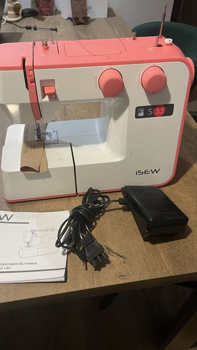 Продам швейну машинку