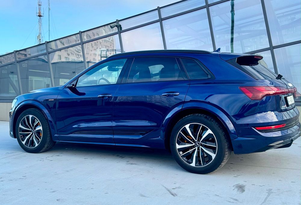 Аudi e-tron S 370 2022 року