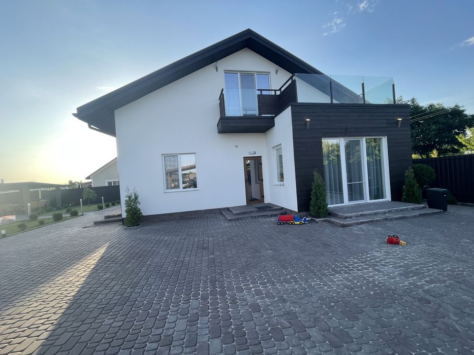 Гарний, Сучасний, добротний  будинок з басейном