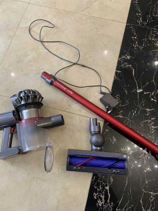 Аккумуляторный пылесос Dyson V8