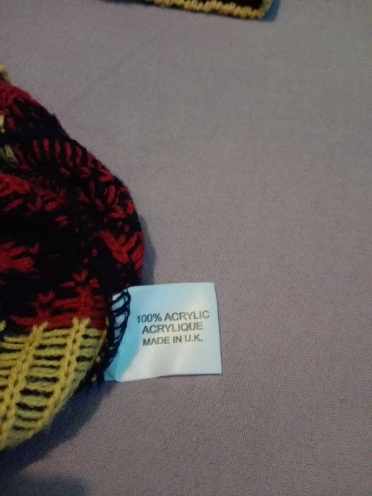 Kolorowy sweter w indiański wzór