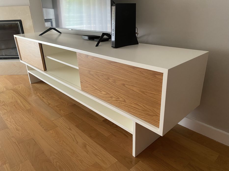 Movel de TV em carvalho mel e lacado a branco