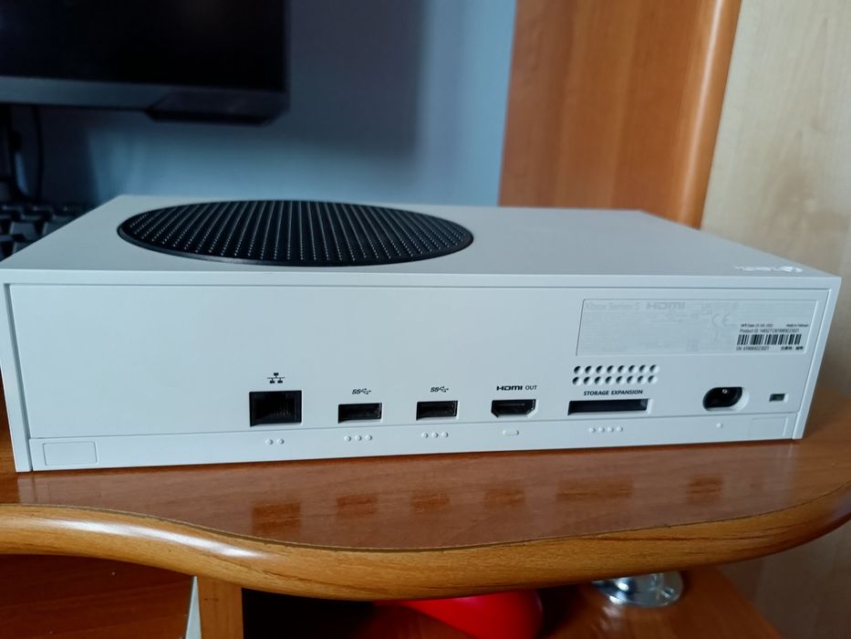 Stan idealny.Xbox series s  + FIFA 23