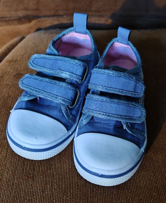 Jasnoniebieskie brokatowe trampki z haftem zapinane na rzep