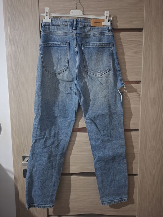 Spodnie jeansowe z rozcięciami