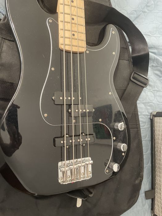 Conjunto Baixo Fender com Amplificador