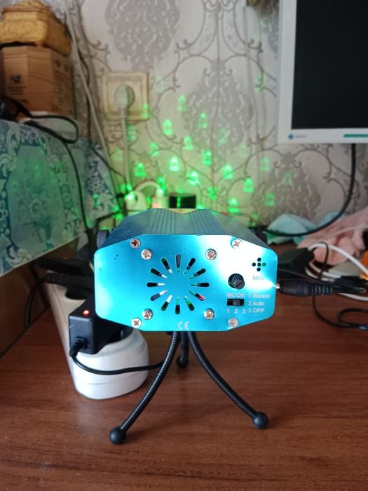 Новорічний слітло-лазер музичний.