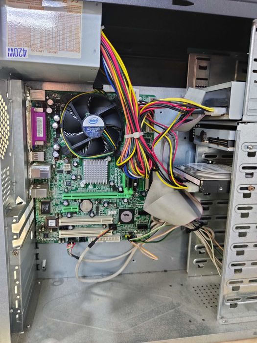 Conjunto 2 computadores a funcionar.