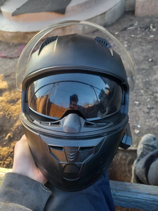 Мото шолом з апаратурою для прослуханя музики