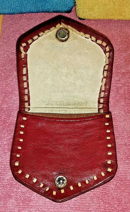 Porta-moedas artesanal em pele estilo Art Déco dos anos 30.