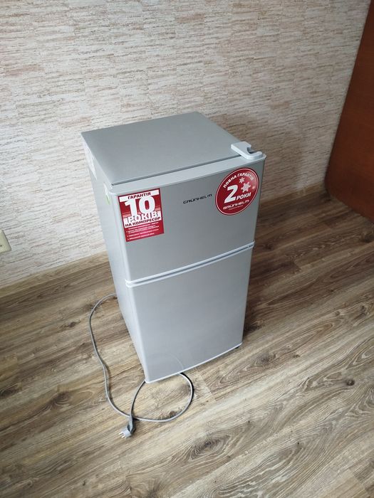 холодильник Grunhelm TRF-S86M44-S двокамерний  86 літрів сірий