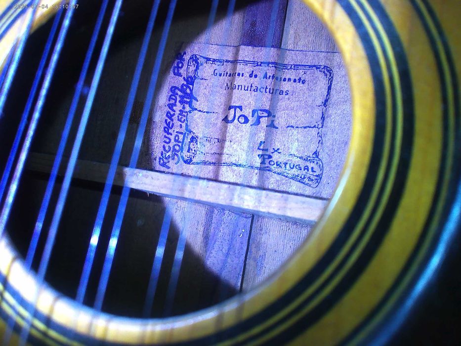 Guitarra portuguesa, estilo Lisboa, muito antiga, em perfeito estado e afinada por um mestre.
