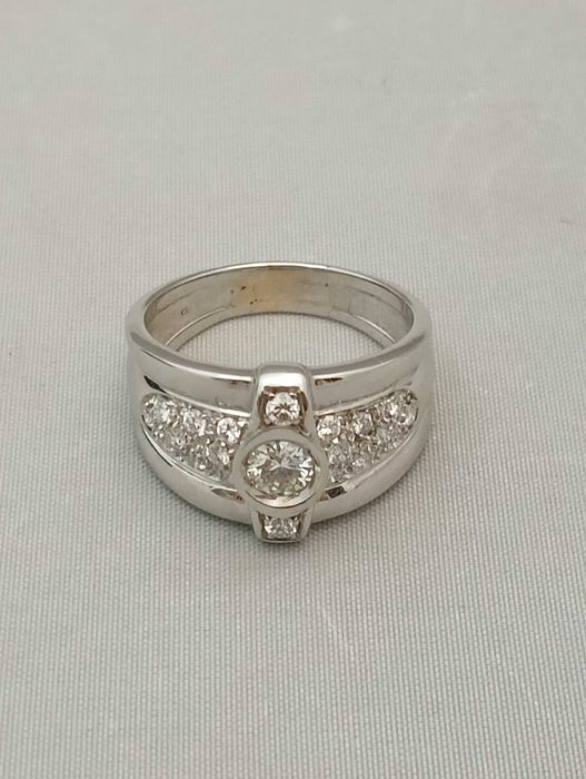 Złoty pierścionek z brylantami 18 k 9,40 g