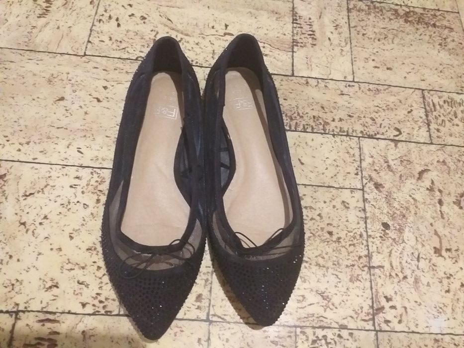 Шкильні туфли на дивчинку,и багато речей ризних