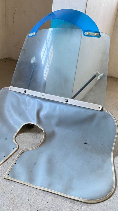 pára-brisa de motorizada antigo.