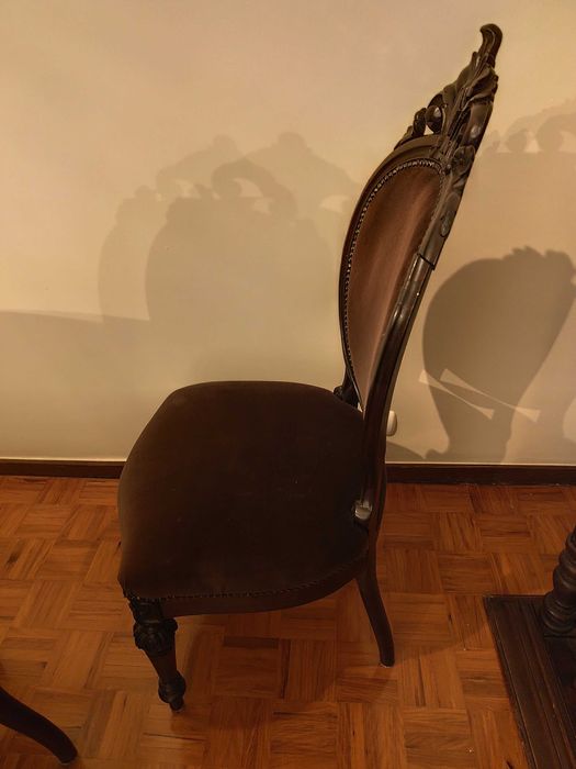 Cadeiras castanhas antigas (6)