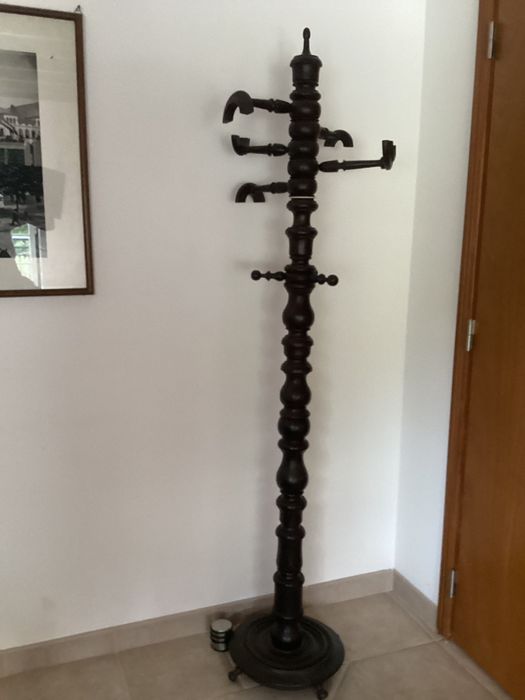 Bengaleiro antigo em pau preto