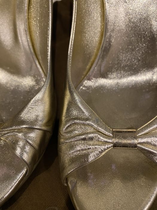 Sapato dourado Gucci