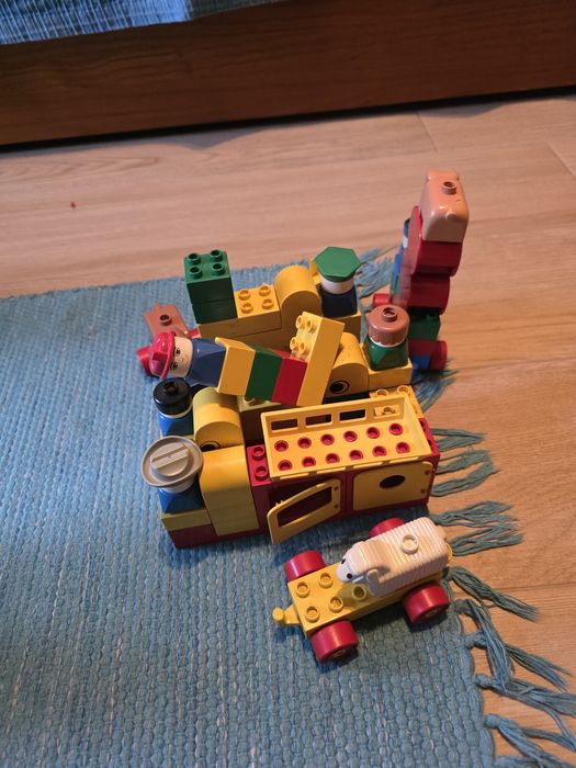 Conjunto de Legos grandes para crianças.