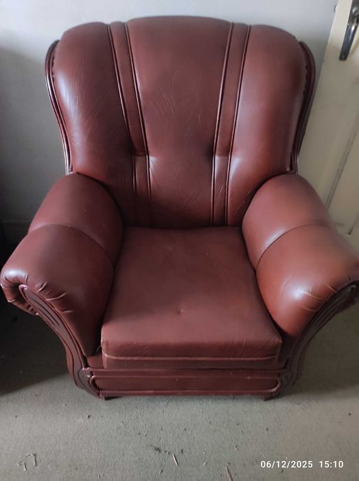 Terno de sofás em pele e madeira castanho em bom estado geral