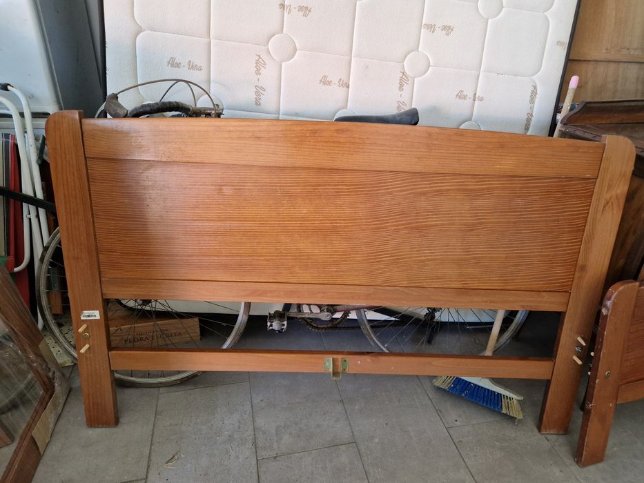 Cama e mesinhas de cabeceiras