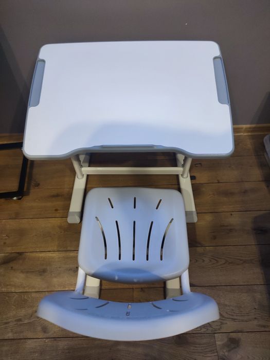 Biurko i krzesło ergonomiczne regulowane