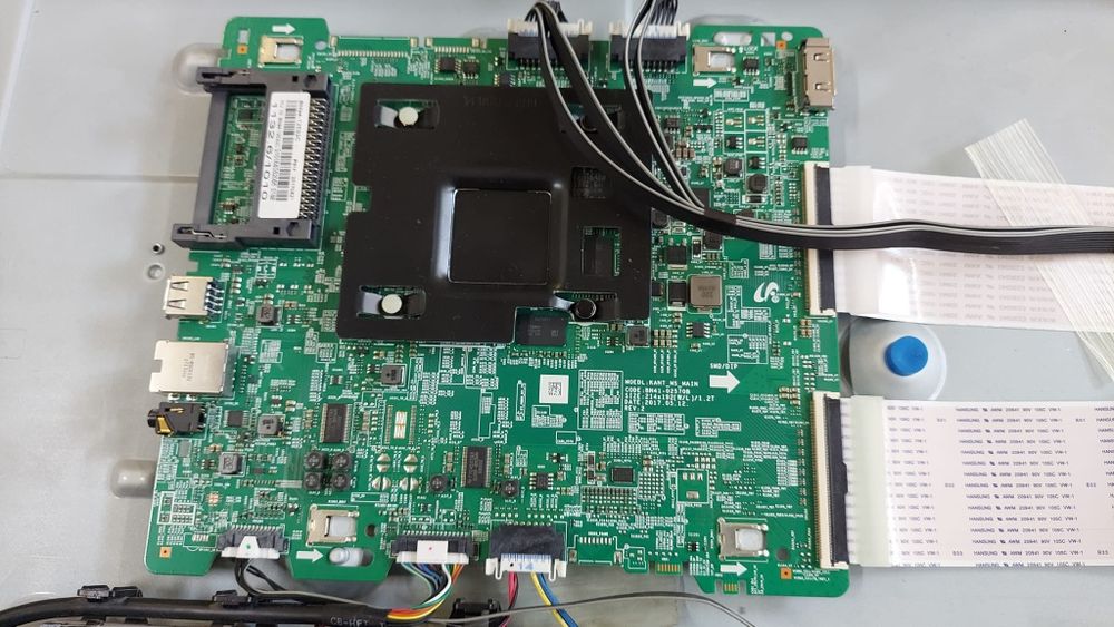 TV Samsung 4K UE55MU8002T uszkodzony.