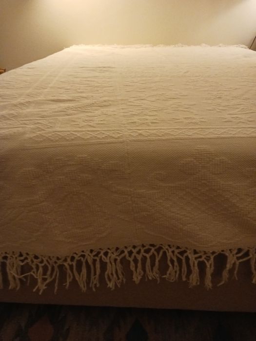 Colcha muito antiga em óptimo estado.