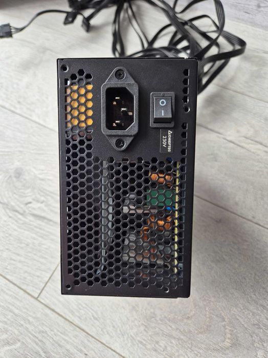свіжий блок живлення 600W Chieftec EON (8+4+4 CPU 2x8 GPU) на пломбі.