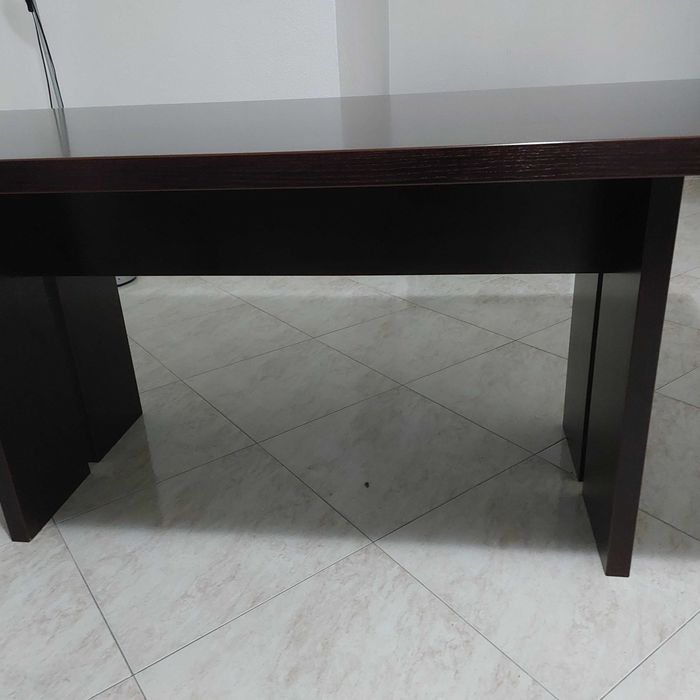 Mesa de jantar escura e cadeiras