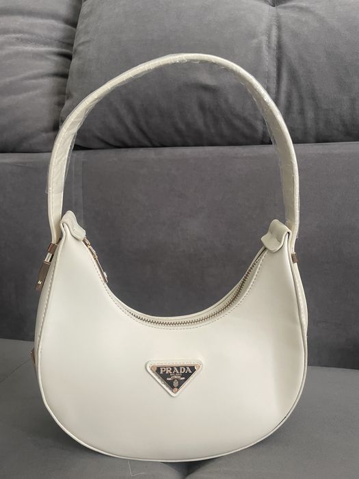 Молочна сумка на плече prada