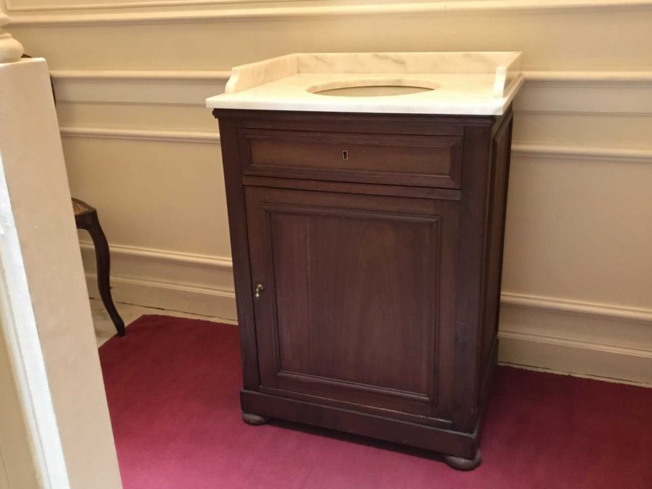 Lavatório de quarto antigo