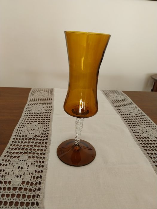 Cálice ou taça em vidro ambar