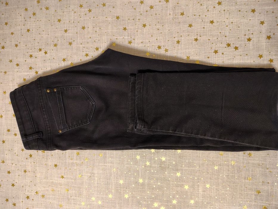Czarne spodnie damskie jeans